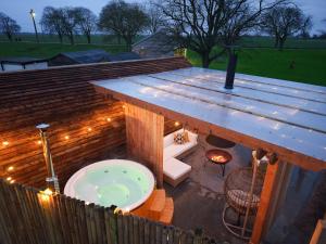 una terrazza con vasca idromassaggio e griglia di Crowtree by Wigwam Holidays a Spalding