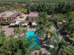 Una vista aérea de un complejo turístico con piscina. en Weedan Hôtel&Spa Marrakech, en Oulad Snaguia