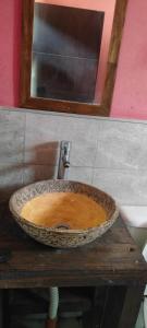 a bathroom sink sitting on a wooden table at Cabaña el diquecito in La Calera