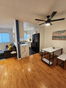 Η κουζίνα ή μικρή κουζίνα στο Spacious 1 bedroom 1 bath condo with parking