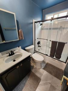 Ένα μπάνιο στο Spacious 1 bedroom 1 bath condo with parking