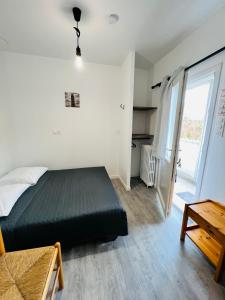 Un dormitorio con una cama y una mesa y una ventana. en Hotel Le Breton, en Indret