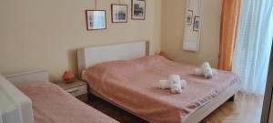 Un dormitorio con una cama con toallas blancas. en Apartments Mara, en Mali Lošinj