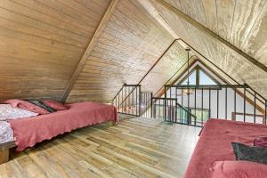 een zolderkamer met 2 bedden en een trap bij Clutter Falls Retreat - Guest House in New Braunfels