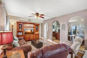 ein Wohnzimmer mit einer Couch und einem Deckenventilator in der Unterkunft Lakeside Overlook in Canyon Lake