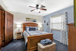ein Schlafzimmer mit einem Bett und einem Deckenventilator in der Unterkunft Lakeside Overlook in Canyon Lake
