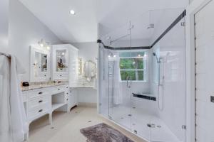 Ένα μπάνιο στο Creekside Retreat +30 φωτογραφίες