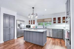 Η κουζίνα ή μικρή κουζίνα στο Creekside Retreat