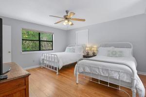 Ένα ή περισσότερα κρεβάτια σε δωμάτιο στο Creekside Retreat