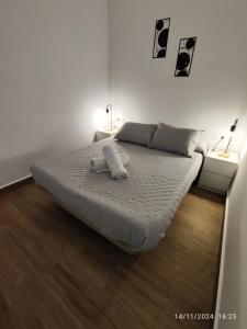 Ένα ή περισσότερα κρεβάτια σε δωμάτιο στο CITYHOUSE! NUEVO REFORMADO CONFORT WIFI TV65 AC FULL Visco
