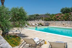 Bazén v ubytování Villa Oasi dei Trulli by MMega nebo v jeho okolí