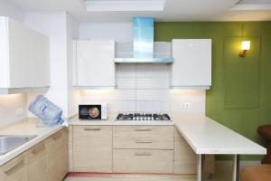 Kuchyň nebo kuchyňský kout v ubytování Luxury 1BHK Apartment In Bahria Town