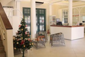 a lobby with a christmas tree in the middle at Hotel Atlântico Praia Cassino Rio Grande in Cassino +79 photos