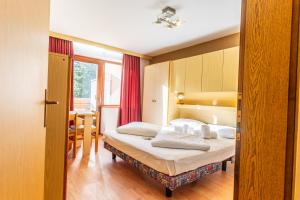 Postel nebo postele na pokoji v ubytování Camping Sass Dlacia + 27 fotografií