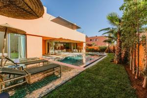 Bassein majutusasutuses Villa - Piscine chauffée sur demande et gouvernante või selle lähedal