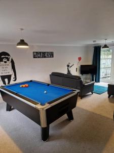 a living room with a pool table in it at Hereford - Finch House - Modern 4 Bedroom House Located in South Hereford, Dog Friendly With Nearby Countryside, Pool Table, Sleeps up to 10 Guests - Hosted by RENTMYHOUSE in Hereford +26 photos