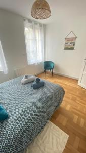 a bedroom with a bed and a chair in it at Appartemement F2 refait à neuf hyper centre in Coutances