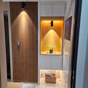釜山premium ocean view in HAEHUNDAE BONA TRAVEL的走廊上有一扇门,里面装有植物