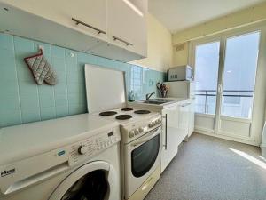 Il comprend une cuisine équipée d'un lave-linge et d'un sèche-linge. dans l'établissement Quiberon - 2 pièces, 40m², 4 pers, parking, balcons, près de la mer - FR-1-478-26, à Quiberon