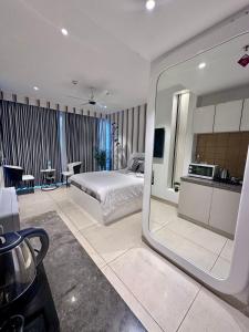 Dapur atau dapur kecil di Zebra Luxe Loft Studio with patio