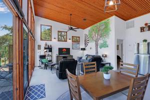 ein Esszimmer und ein Wohnzimmer mit Holzdecke in der Unterkunft Windmill Ranch - Arbor Casita #3 in Wimberley