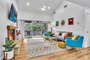 Ruang duduk di Groovy Getaway