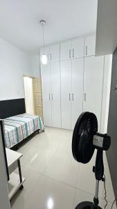 里约热内卢Avenida NOSSA SENHORA DE COPACABANA 363 TRES QUARTOS 5 CAMAS A 200 METROS DA PRAIA DE COPACABANA的带风扇和床的客房 更多88张照片