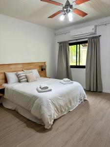 Ένα ή περισσότερα κρεβάτια σε δωμάτιο στο Chalet zona Norte con salida al lago "Casa Lila" +47 φωτογραφίες