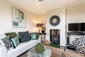 Televiisor ja/või meelelahutuskeskus majutusasutuses Coronation Cottage - Hot Tub Coming Soon +52 fotot