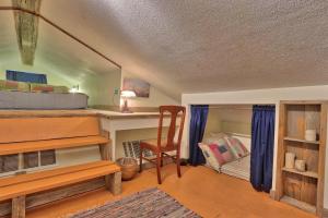 Habitación con cama, escritorio y silla. en Sunflower Ridge Cabin, en San Marcos