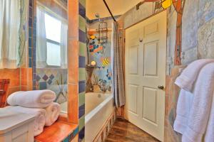 Un baño con bañera, lavabo y ducha. en Sunflower Ridge Cabin, en San Marcos 12 fotos más