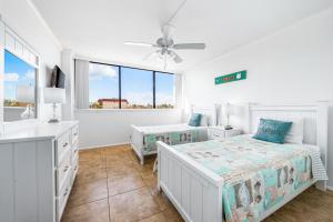 En eller flere senge i et værelse på Our House at the Beach 201W by Beachside Management + 27 billeder