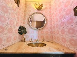 门多萨Lujoso Loft en la mejor ubicación!的浴室里有洗手池和镜子 更多14张照片