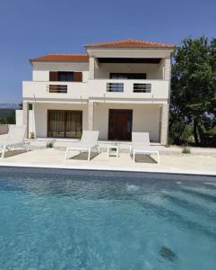 Πισίνα στο ή κοντά στο Zen Garden Villa with heated pool