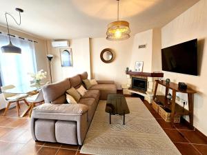 TV a/nebo společenská místnost v ubytování Villa Blanca - piscina de sal, playa 15mn, sierra + 25 fotografií