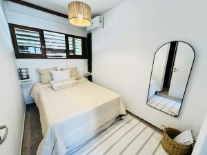 门多萨Lujoso Loft en la mejor ubicación!的一间带床和镜子的小卧室