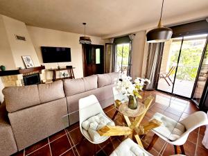 TV a/nebo společenská místnost v ubytování Villa Blanca - piscina de sal, playa 15mn, sierra