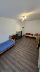 BurghaunにあるBurg Apartment mit Badewanne und Balkonのベッド2台とデスクが備わる空の部屋