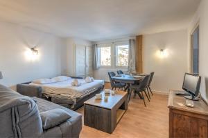 un soggiorno con un letto e un tavolo di Appartement Cimes Étoilées - Welkeys a Megève Altre 5 foto