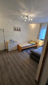 BurghaunにあるBurg Apartment mit Badewanne und Balkonのベッド2台と机が置かれた寝室