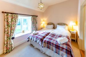 ein Schlafzimmer mit zwei Betten und einem Fenster in der Unterkunft The Garden Cottage in Craven Arms