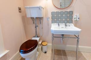 ein Badezimmer mit Toilette und Waschbecken in der Unterkunft The Garden Cottage in Craven Arms + 3 Fotos