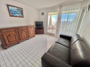 Televízia a/alebo spoločenská miestnosť v ubytovaní Bel Appartement T2 - 5 pers, Ligne 1, Plage, Parking - FR-1-716-23