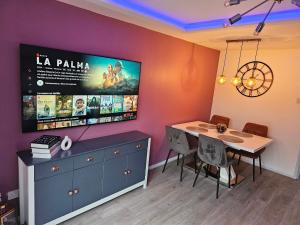 TV a/nebo společenská místnost v ubytování Jasmin's House, 2 bedroom house, private Parking + 13 fotografií