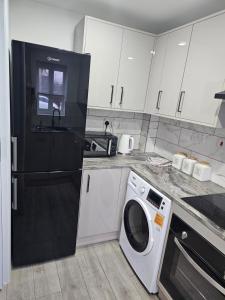 Η κουζίνα ή μικρή κουζίνα στο Jasmin's House, 2 bedroom house, private Parking