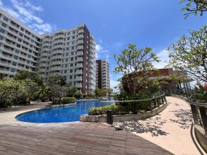 Bazén v ubytování Apartment Borneo Bay City - Asnah Property nebo v jeho okolí