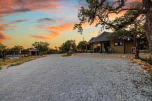 FischerThe Palace at Mystic Hills Ranch的砾石路旁的房子 更多6张照片