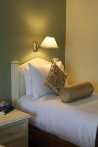 Postel nebo postele na pokoji v ubytování Killeen House Hotel