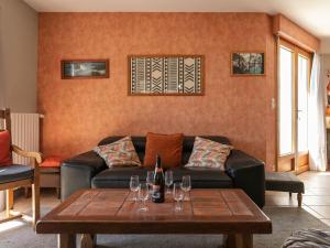 een woonkamer met een bank en een tafel met wijnglazen bij La Maison de Saint-Hernot in Crozon +53 foto's