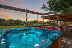 una vasca idromassaggio nel cortile di una casa di Swing On Inn- Hankie Pankie Cottage a Dripping Springs